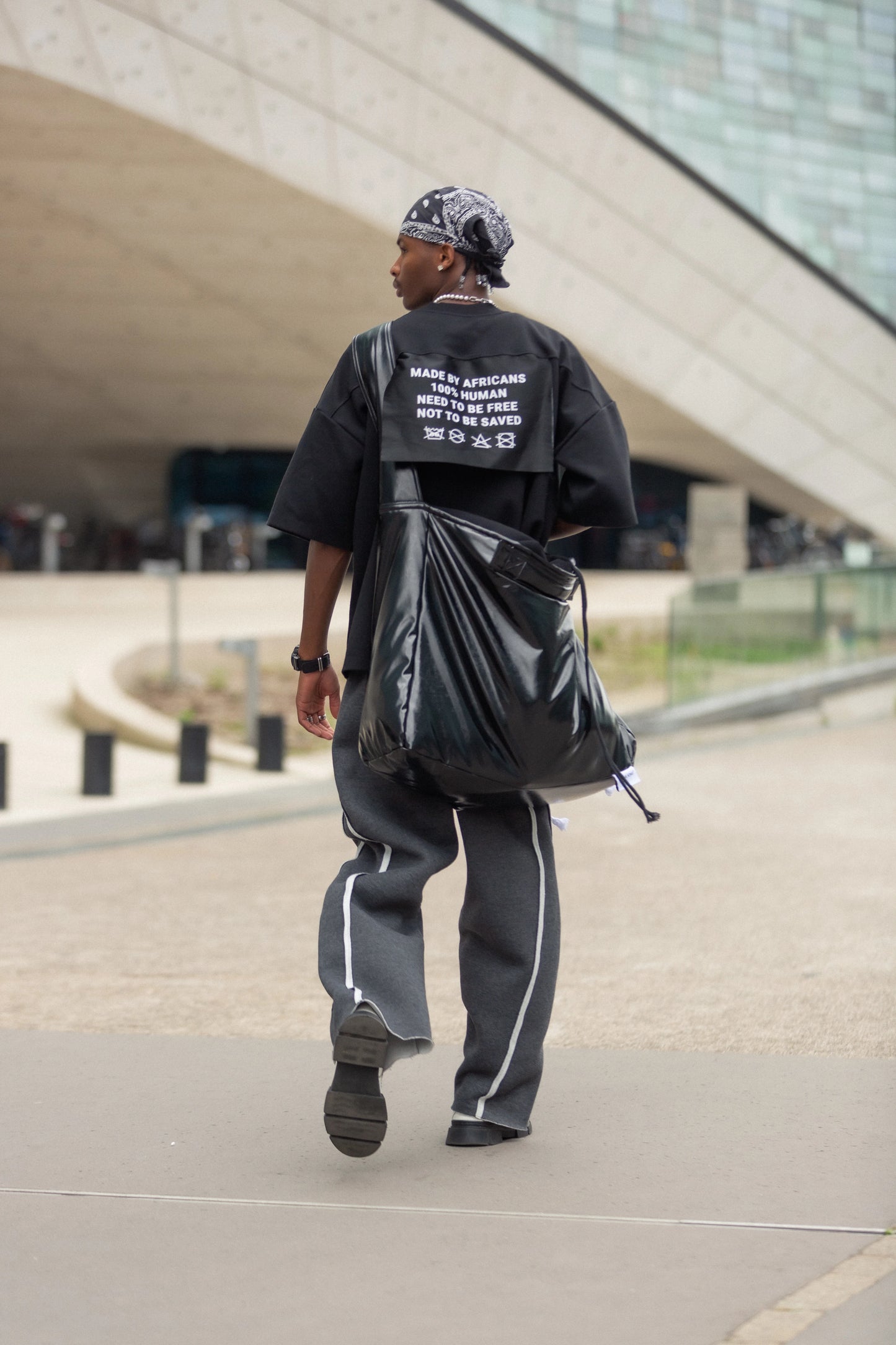 T-SHIRT SINGUILA OVERSIZED BLACK